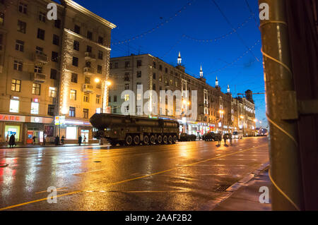 RT-2PM2 Topol-M testata nucleare strategico spazio intercontinentale di missili balistici lanciatori mobili per le strade di Mosca, Russia Foto Stock