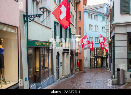 Case con le bandiere di Svizzera a Zurigo. Centro storico di Zurigo. La parte storica della città di Zurigo. Architettura Foto Stock