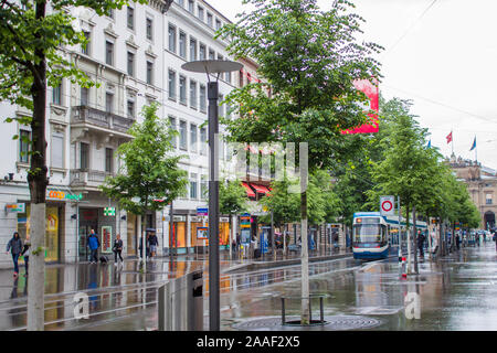 Il tram per le strade di Zurigo. Foto di strada Foto Stock