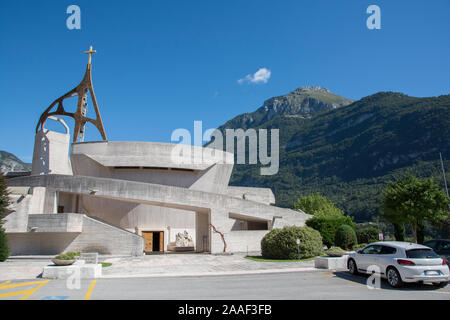 Chiesa Parrocchiale di Santa Maria Immacolata, Brutalist chiesa di Longarone, Italia. Foto Stock
