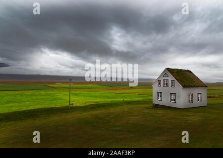 Tappeto erboso Glaumbaer fattoria e avvicinando storm Skagafjordur nel nord dell'Islanda Foto Stock