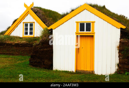 Tappeto erboso Glaumbaer fattoria e avvicinando storm Skagafjordur nel nord dell'Islanda Foto Stock