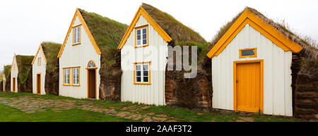 Tappeto erboso Glaumbaer fattoria e avvicinando storm Skagafjordur nel nord dell'Islanda Foto Stock