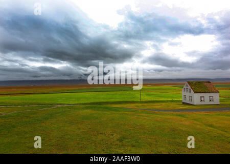 Tappeto erboso Glaumbaer fattoria e avvicinando storm Skagafjordur nel nord dell'Islanda Foto Stock