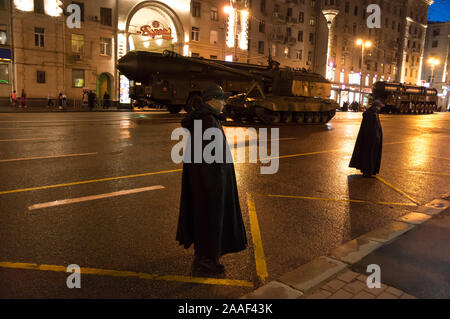 RT-2PM2 Topol-M testata nucleare strategico spazio intercontinentale di missili balistici lanciatori mobili per le strade di Mosca, Russia Foto Stock