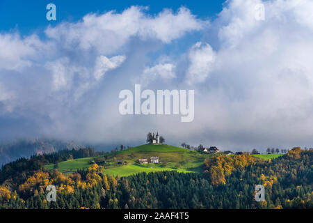 Una collina chiesa, la chiesa San Tommaso sopra Praprotno village, la Slovenia, l'Europa. Foto Stock