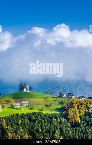 Una collina chiesa, la chiesa San Tommaso sopra Praprotno village, la Slovenia, l'Europa. Foto Stock