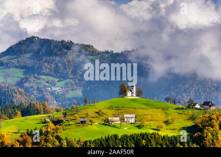 Una collina chiesa, la chiesa San Tommaso sopra Praprotno village, la Slovenia, l'Europa. Foto Stock