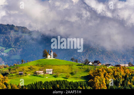 Una collina chiesa, la chiesa San Tommaso sopra Praprotno village, la Slovenia, l'Europa. Foto Stock