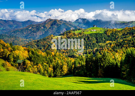 Una collina chiesa, la chiesa San Tommaso sopra Praprotno village, la Slovenia, l'Europa. Foto Stock