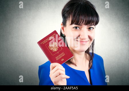 Passaporto russo nella mano di donna Foto Stock