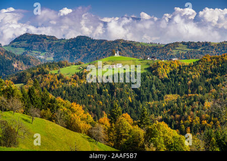 Una collina chiesa, la chiesa San Tommaso sopra Praprotno village, la Slovenia, l'Europa. Foto Stock