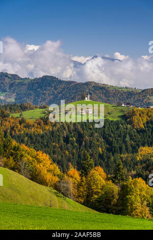 Una collina chiesa, la chiesa San Tommaso sopra Praprotno village, la Slovenia, l'Europa. Foto Stock