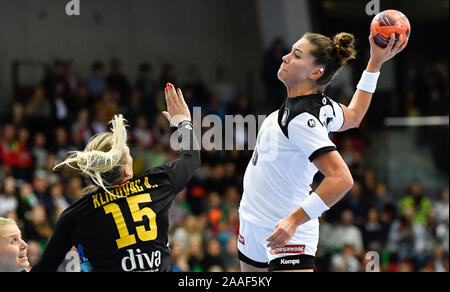 Stuttgart, Germania. Xxi Nov, 2019. Pallamano, donne: International, Germania - Montenegro: la Germania Emily Bölk (r) rotoli contro il Montenegro è Andrea Klikovac. Credito: Thomas Kienzle/dpa/Alamy Live News Foto Stock