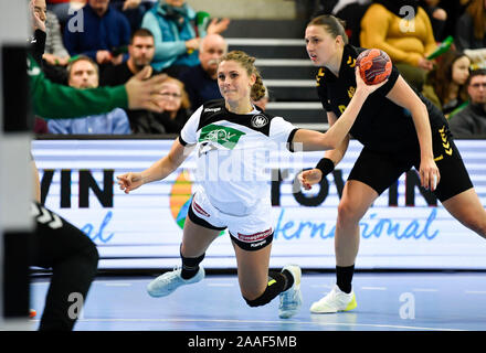 Stuttgart, Germania. Xxi Nov, 2019. Pallamano, donne: International, Germania - Montenegro: Germania Grijseels Alina (r) gioca contro il Montenegro Il Dijana Ujkic. Credito: Thomas Kienzle/dpa/Alamy Live News Foto Stock