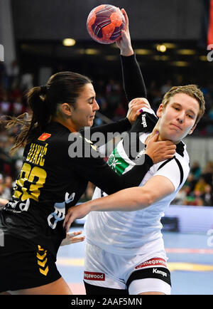 Stuttgart, Germania. Xxi Nov, 2019. Pallamano, donne: International, Germania - Montenegro: Germania Grijseels Alina (r) gioca contro il Montenegro Il Dijana Ujkic. Credito: Thomas Kienzle/dpa/Alamy Live News Foto Stock