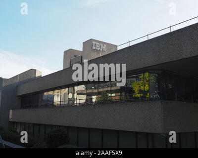 LONDON, Regno Unito - CIRCA NEL SETTEMBRE 2019: IBM iconico nuova architettura brutalist landmark progettato da Sir Denys Lasdun Foto Stock