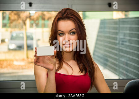 Donna con biglietto da visita Foto Stock