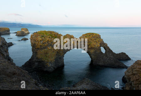 Gatkletlur arch rock a Arnarstapi sulla penisola Snaefellsnes in Islanda occidentale Foto Stock
