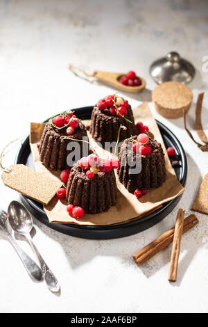 Dolce al cioccolato con frutta bella torta cibo fatto in casa e dessert.in stile vintage.montare la barra di proteina Foto Stock