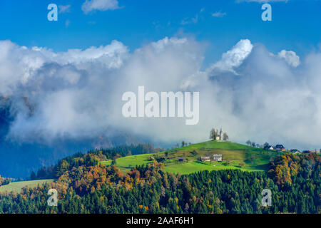 Una collina chiesa, la chiesa San Tommaso sopra Praprotno village, la Slovenia, l'Europa. Foto Stock