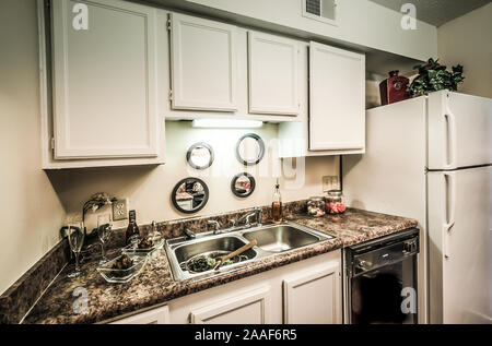 La cucina dispone di un doppio lavabo alto monte lavello a Four Seasons apartments in Mobile, Alabama. Il complesso di appartamenti è di proprietà e gestito da Sealy. Foto Stock