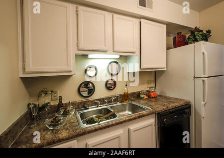 La cucina dispone di un doppio lavabo alto monte lavello a Four Seasons apartments in Mobile, Alabama. Il complesso di appartamenti è di proprietà e gestito da Sealy. Foto Stock