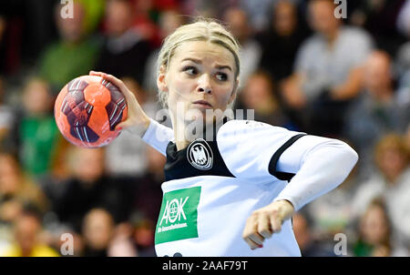 Stuttgart, Germania. Xxi Nov, 2019. Pallamano, donne: International, Germania - Montenegro: Germania Minevskaja Shenia getta un sette metri palla. Credito: Thomas Kienzle/dpa/Alamy Live News Foto Stock