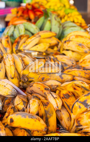 Diversi tipi e specie di banana. Rosso, giallo, verde le banane nel supermercato asiatico. Foto Stock