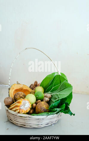 Cestino di cibi freschi Foto Stock