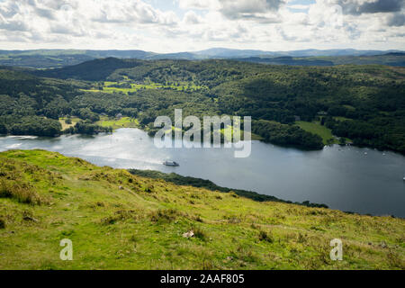 L'estremità meridionale del lago di Windermere da Gummer è come in un pomeriggio di agosto al sole. Foto Stock