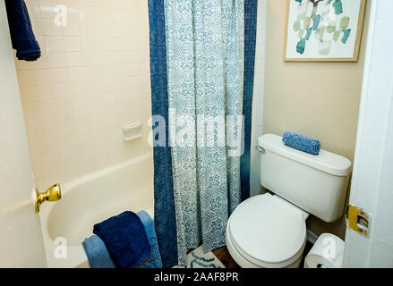 Una piccola stanza da bagno è mostrato a Robinwood Appartamenti in Mobile, Alabama. Foto Stock