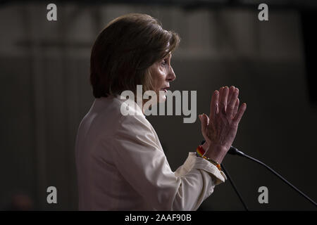 Washington, Distretto di Columbia, Stati Uniti d'America. Xxi Nov, 2019. Altoparlante della Camera dei rappresentanti degli Stati Uniti Nancy Pelosi (Democratico della California) parla durante una conferenza stampa al Campidoglio di Washington DC Credito: Stefani Reynolds/CNP/ZUMA filo/Alamy Live News Foto Stock