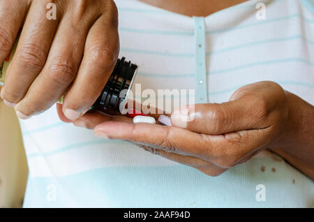 Compresse in mano Foto Stock