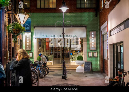 Il Soho Hotel in Richmond Mews, Soho, Londra. Un hotel boutique in un ex magazzino edificio nel cuore di Soho il quartiere del divertimento. Foto Stock