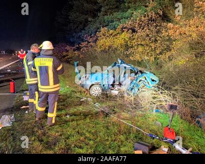 Großenkneten, Germania. Xxi Nov 2019. : I vigili del fuoco sono in piedi in un sito incidente sull'autostrada 29 (A29) se una vettura si è bloccato in un fossato dopo una collisione. Due persone sono rimaste ferite nella collisione di due vetture sull'Autostrada 29 a Großenkneten - uno di loro è fatalmente feriti. (Migliore qualità disponibile) Foto: NWM TV/dpa Credito: dpa picture alliance/Alamy Live News Foto Stock