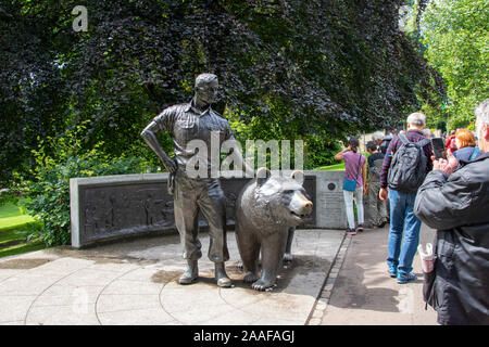 Statua del memoriale di guerra di Wojtek, Princes Street Gardens, Edimburgo Foto Stock