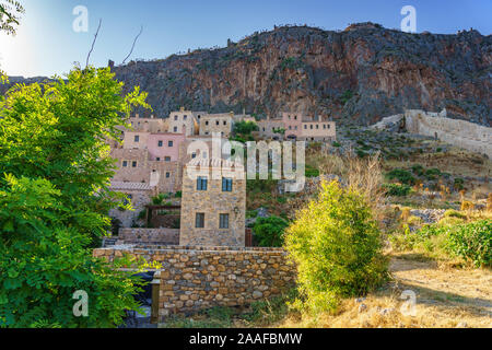 Monemvasia chiesa, vecchio rosso case in mattoni, tetti in città antica e blue sea view, Peloponneso e Grecia. Tradizionale architettura greca. Foto Stock