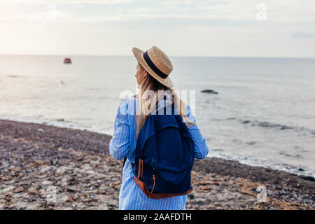 Donna traveler camminando sulla spiaggia Vlychada ad Akrotiri sull isola di Santorini, Grecia. Tourist ammirando il paesaggio del mare Foto Stock