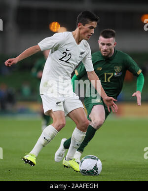 La Nuova Zelanda è Elia appena (sinistra) e Repubblica di Irlanda il Jack Byrne durante l'amichevole internazionale all'Aviva Stadium di Dublino. Foto Stock