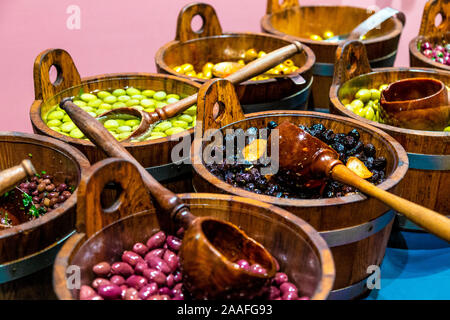 Selezione di olive a Seven Dials Mercato, London, Regno Unito Foto Stock