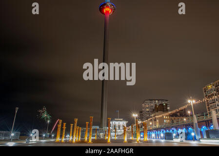 La British Airways i360 torre di osservazione di notte ,Brighton East Sussex, Gran Bretagna, England, Regno Unito, GB. Foto Stock