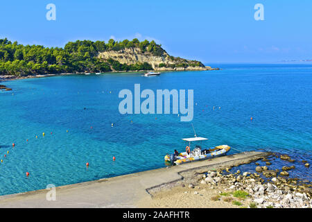 Una carena rigida gonfiabile di immersioni presso la banchina di una piccola spiaggia nella bellissima località di villeggiatura di Lassi, vicino alla capitale Argostoli. Foto Stock