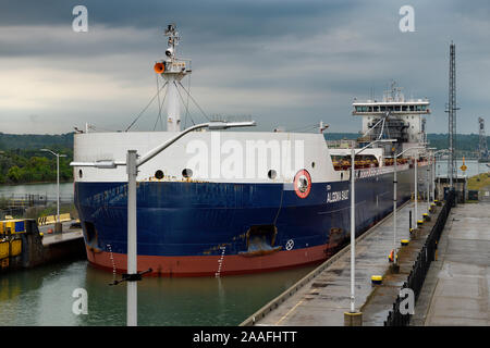 Grandi Laghi Portarinfuse Petroliera andando al lago Ontario a serratura 3 sul canale Welland a San Catharines Museum & Welland canali Center Foto Stock