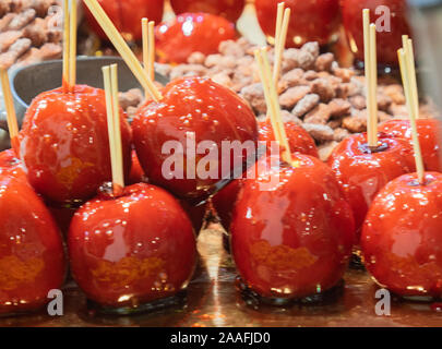 Candy Apple, una classica ricetta di Halloween, deliziosa tutto l'anno Foto Stock