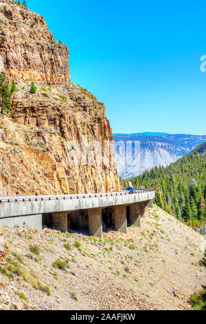 La Grand Loop Road attraverso il Golden Gate Canyon a Kingman passano nella regione nord occidentale del Parco Nazionale di Yellowstone, Wyoming negli Stati Uniti. Orientamento verticale Foto Stock