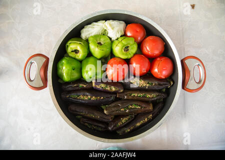 Melanzane sono ripiene di carne di agnello e riso. In Turchia, questo piatto viene chiamato Patlican dolmasi. melanzana riempimento . Melanzane ripiene nella caldaia . Foto Stock