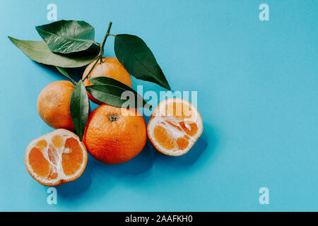 Fresche biologiche clementine con foglie e con spazio di copia Foto Stock