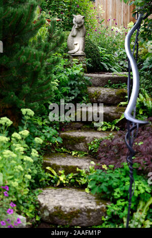 La pietra,gradini di granito, percorso,ripida,terrazza,Patthana gardens,wicklow,mix,miscelati,bed,confine,display,fiori,fioritura,RM Floral Foto Stock