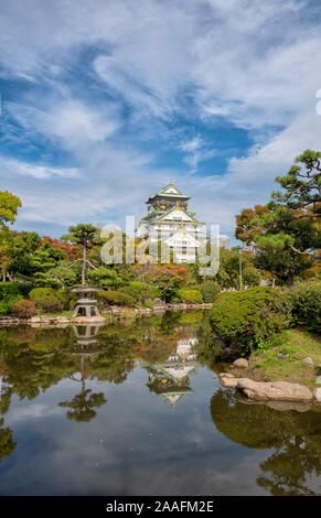 Il Castello di Osaka durante l'autunno, Giappone Foto Stock